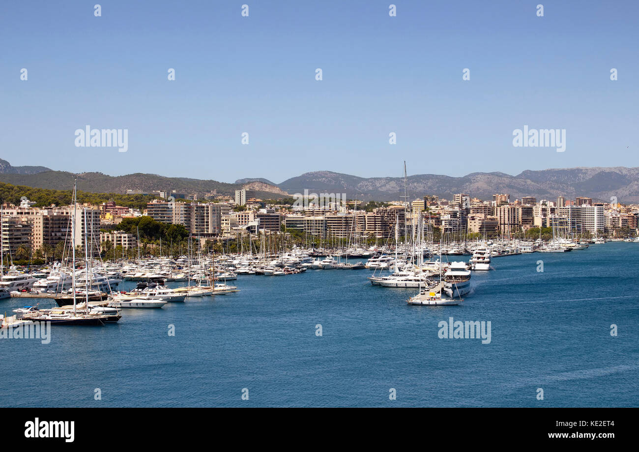 Luftaufnahme von Palma de Mallorca die Stadt und den Hafen. Es ist ein Resort Stadt und Hauptstadt der spanischen Insel Mallorca im westlichen Mittelmeer. Stockfoto