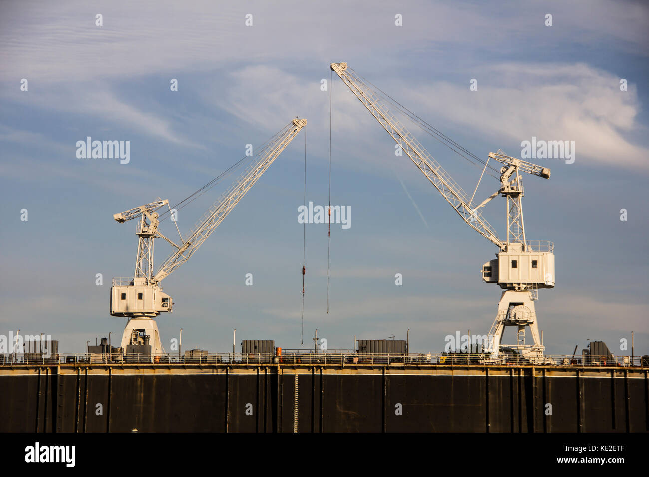 Die Dry Dock für den Wiederaufbau der Schiffe und Kräne über zur Arbeit bereit Stockfoto