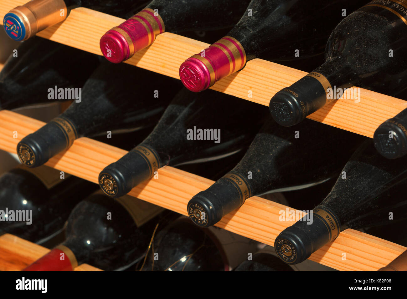 Weinkeller, mit Flaschen auf hölzernen Regalen Stockfoto
