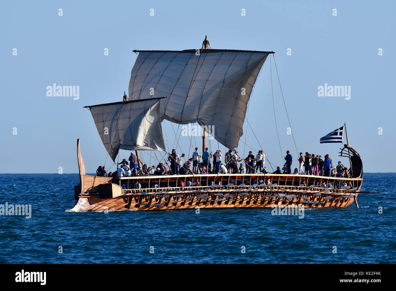 Trireme Olympias Segeln mit Segel in Faliro, Athen, Griechenland Stockfoto