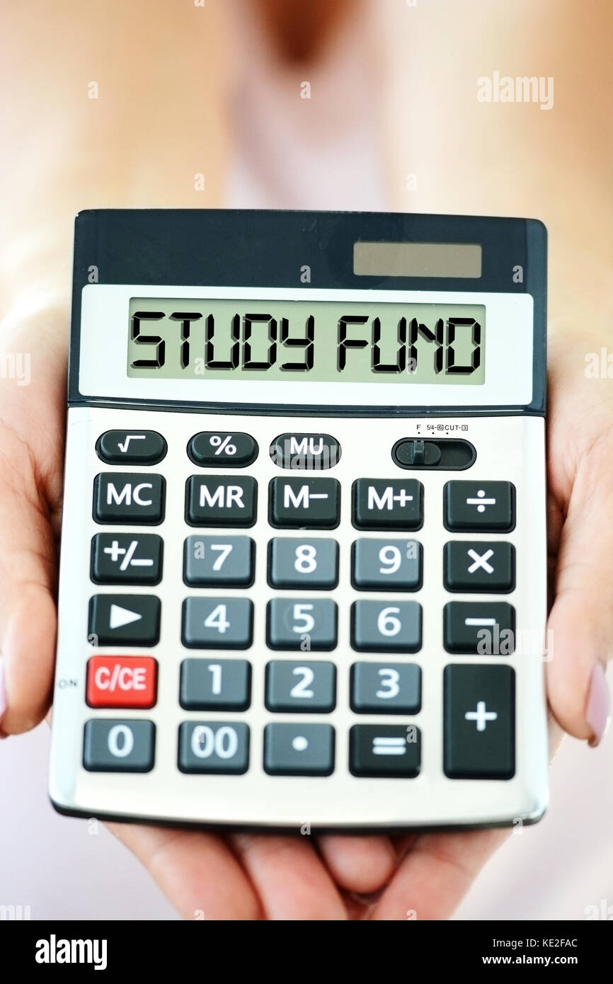 Einsparungen für Bildung mit Studie Fonds auf Office Calculator Anzeige geschrieben Stockfoto