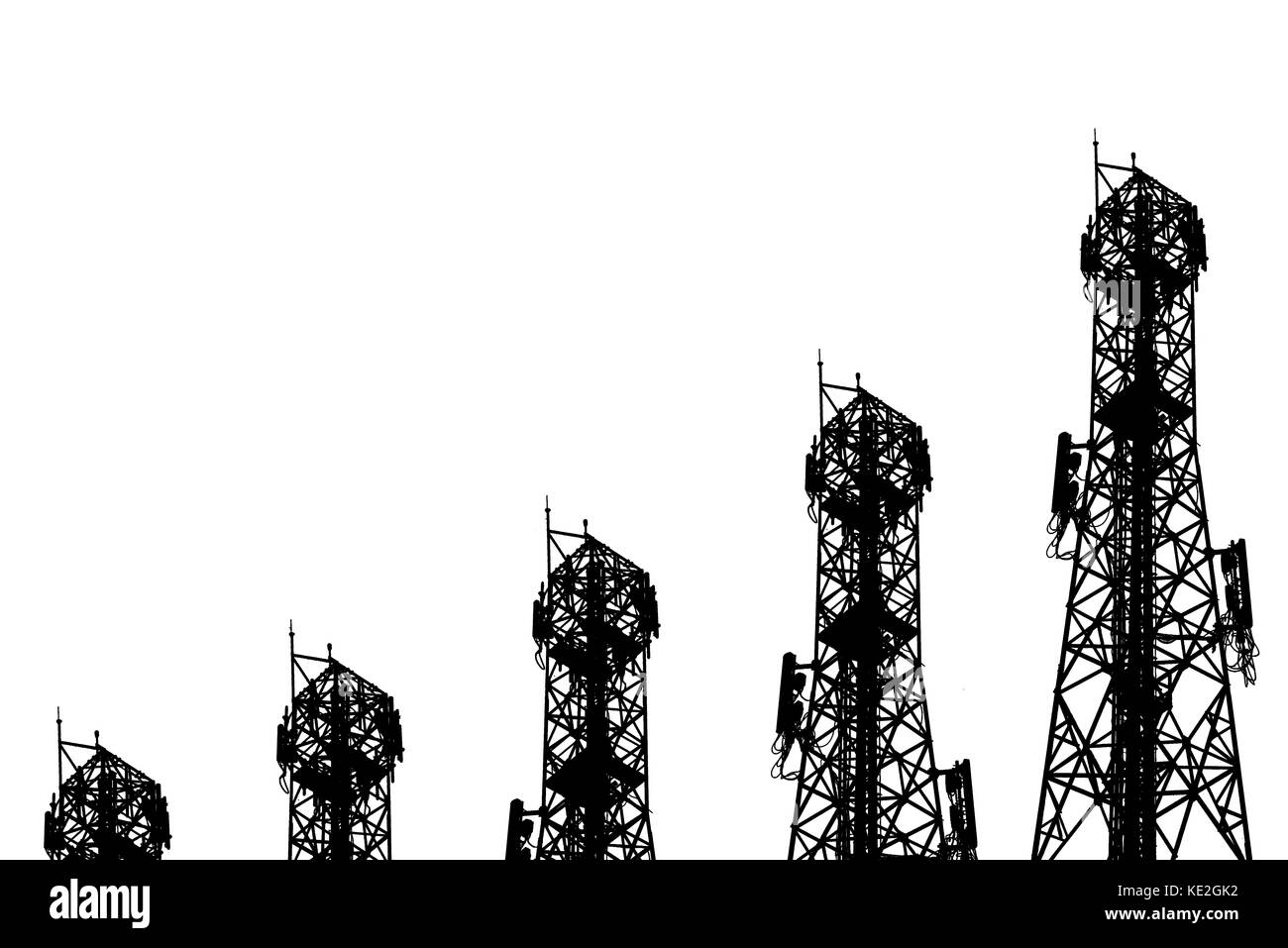 Silhouette der Antenne der zellulären Zelle Telefon- und Kommunikationssystems Turm arrangiert als Balken auf weissem Hintergrund, Telekommunikation Technol Stockfoto