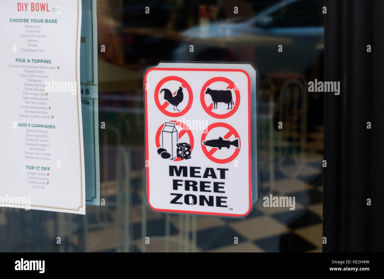 Die Sünde in das Fenster einer vegetarischen Restaurant in SoHo in New York City Stockfoto