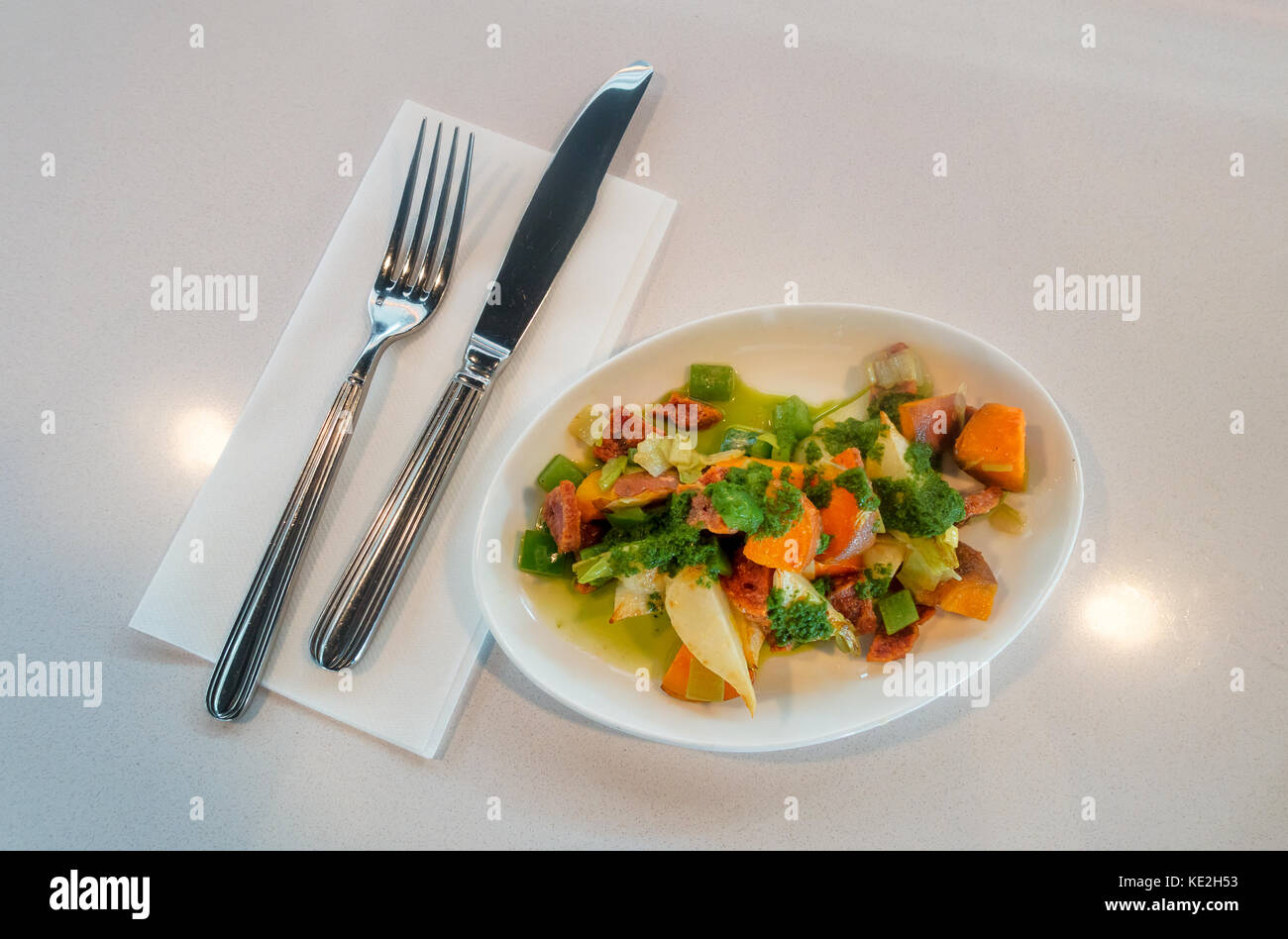 Kleine Platte von Kartoffel und Rübe, Salami, Lauch mit Salsa Verde auf Nickel & Diner in SoHo in New York City Stockfoto