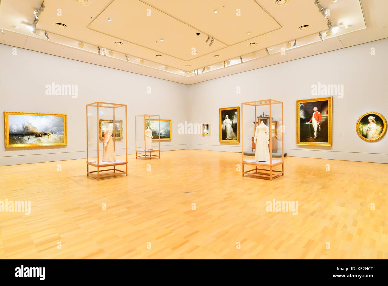 Australien Melbourne, National Gallery von Victoria International. Eine Ausstellungsfläche Anzeige der viktorianischen Ära Kleider und Gemälde. Stockfoto