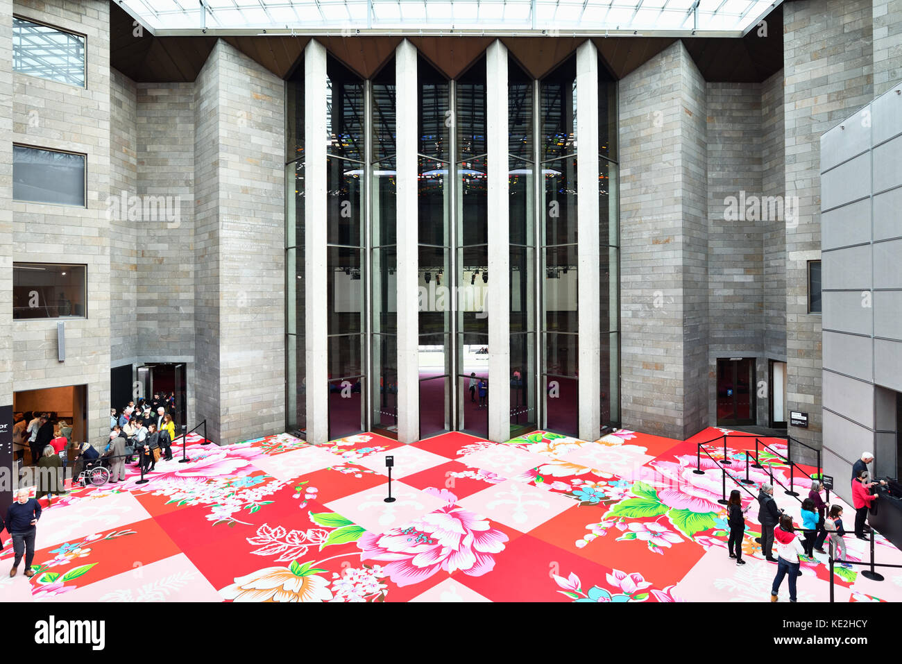 Australien Melbourne. Nationale Galerie der Victoria International. Lobby in der Nähe der Eingang mit Besucher queuing gezahlt für Ausstellungen. Stockfoto