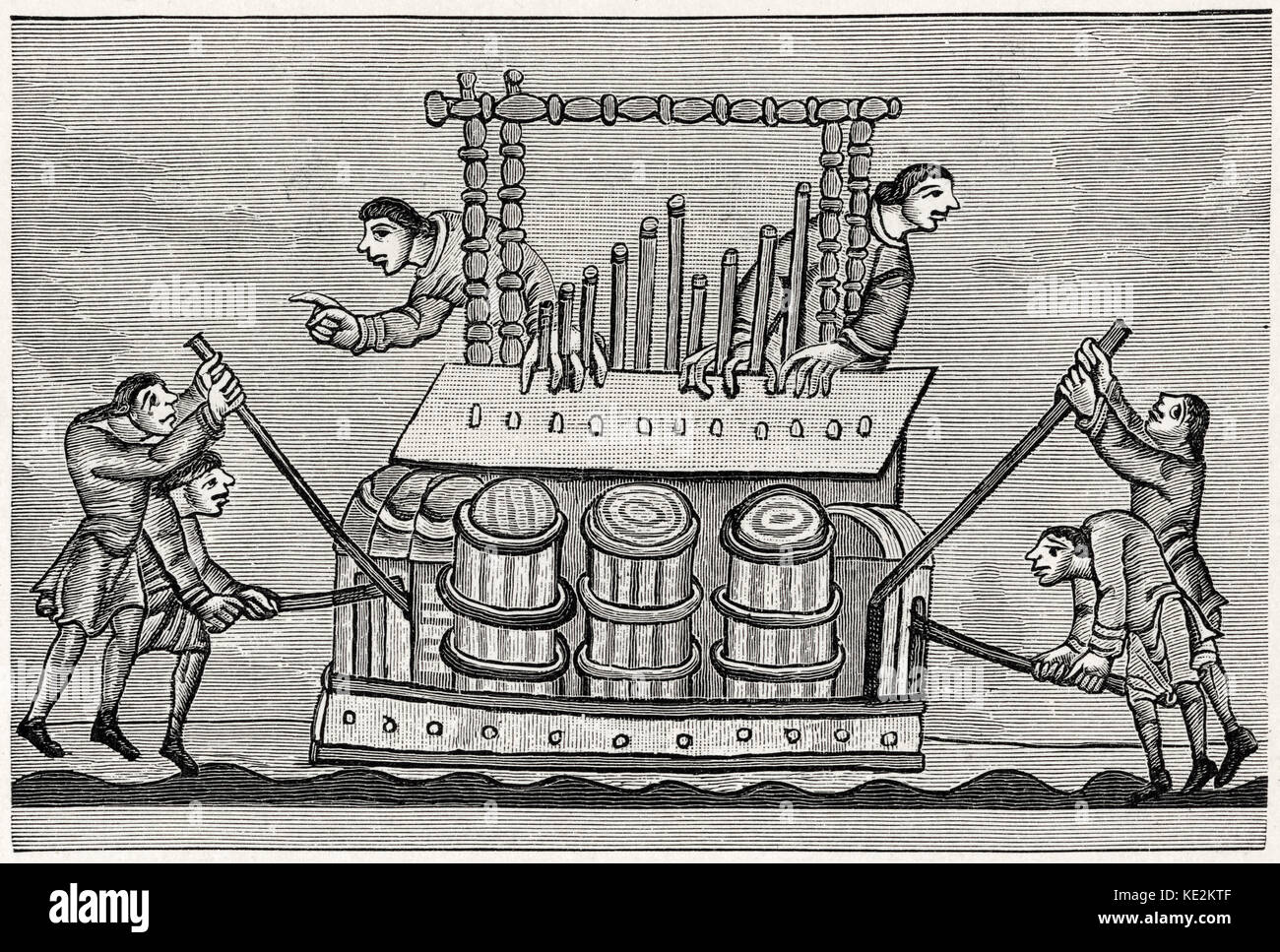 Orgel. Chr. 1130-1174. Einige Männer, die den Betrieb eines primitiven Orgel. Stockfoto