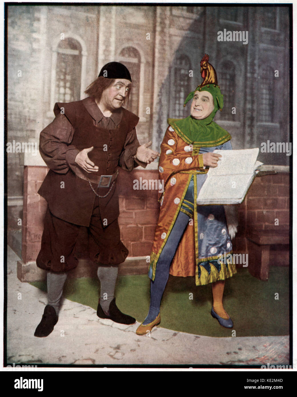 Gilbert & Sullivan's komische Operette "Die Yeomen der Guard' - Portrait von Leo Sheffield wie Wilfred der Gefängniswärter und Henry Lytton, wie Jack, Punkt. Akt II. "Und du mich qualifizieren als ein Narr?", fragt Wilfred von Jack Point. Der gefängniswärter ist bestrebt, die waggish Tendenzen, die er glaubt, die er besitzt, zu geben. D'Oyly Carte Opera Company, Saison 1926. Librettisten William S. Gilbert (1836-1911) und Komponisten Arthur Sullivan (1842 - 1900). Stockfoto