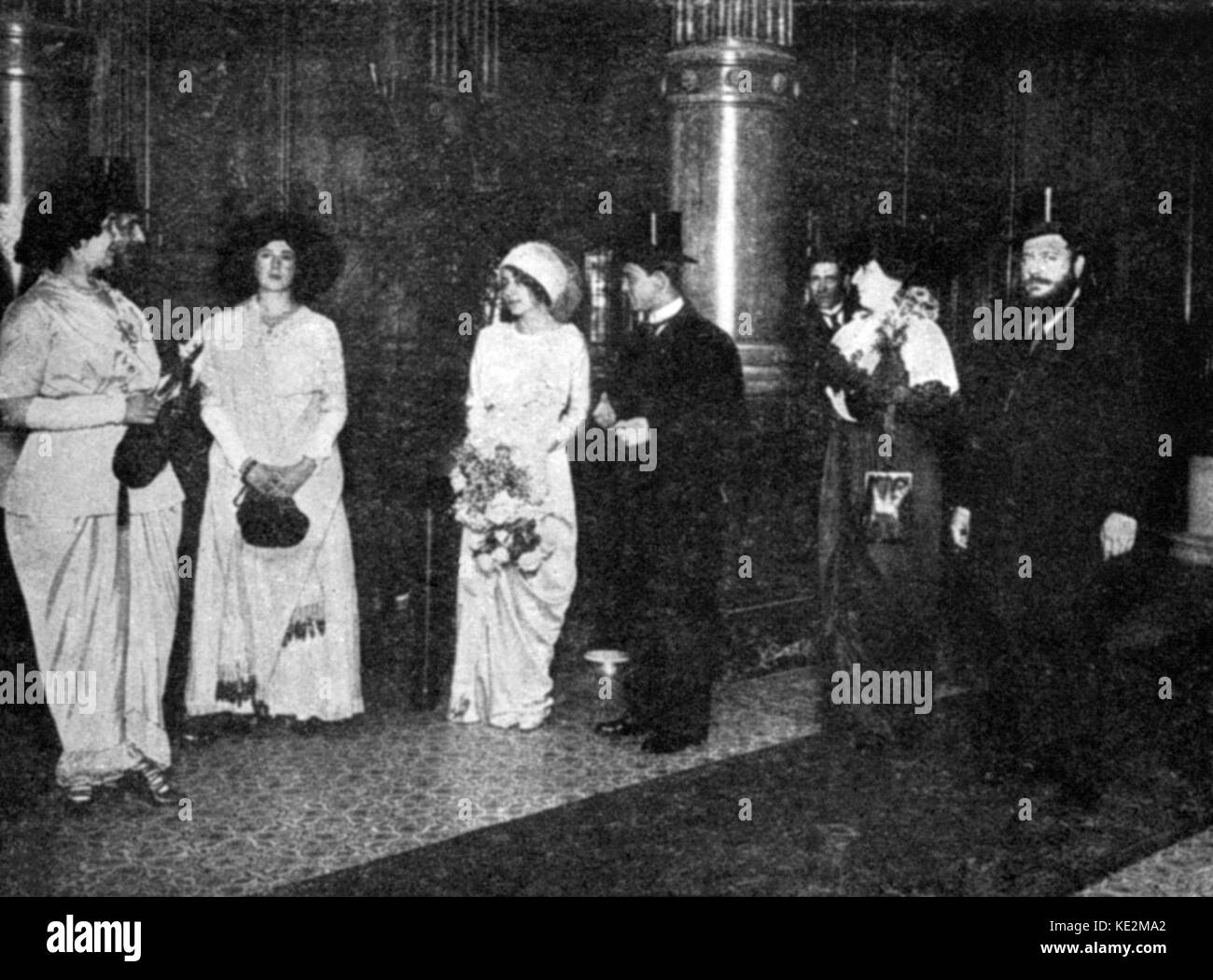 Fomich Vaslav Nijinsky's Hochzeit zu Romola de Pulszky in Buenos Aires, 1913. In Polen geborenen russischen Ballett Tänzerin und Choreografin. 12. März 1890 - 8. April 1950. Rhené Bhaton ist auf der rechten Seite. Ehe Stockfoto