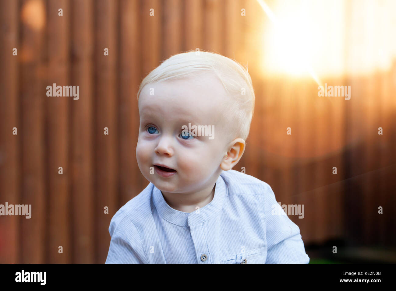 Ein Jahr alten Baby boy in den Garten Stockfoto
