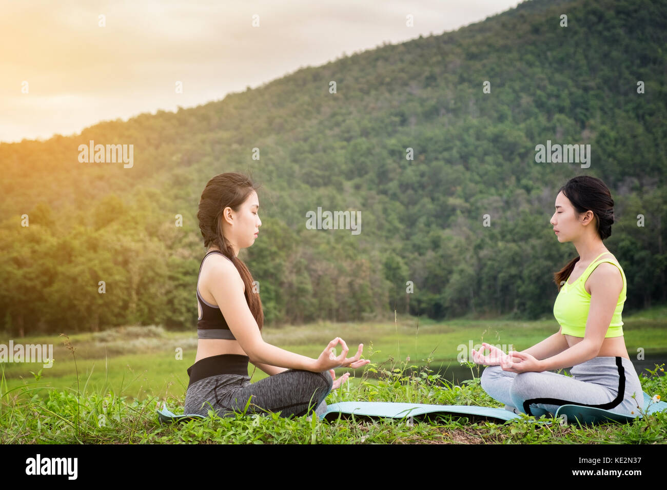 Zwei Frauen Yoga im Park, Gesundheit Frau, Yoga Frau. Konzept der gesunden Lebensstil und Entspannung. Meditation. Stockfoto