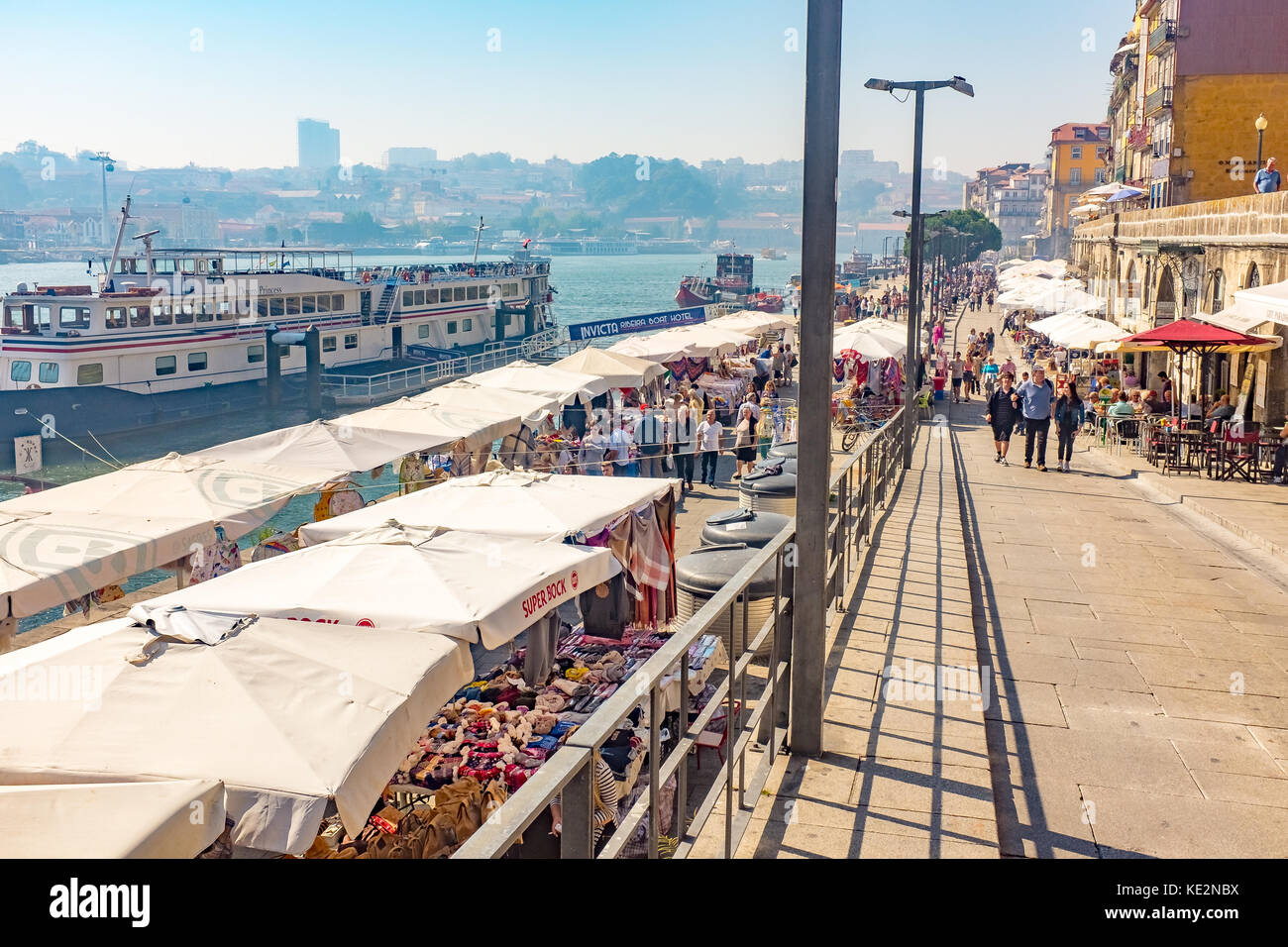 Massen von Touristen, die Bars und Cafes inribeiro Bezirk am Ufer des Douro in Porto, Portugal Stockfoto