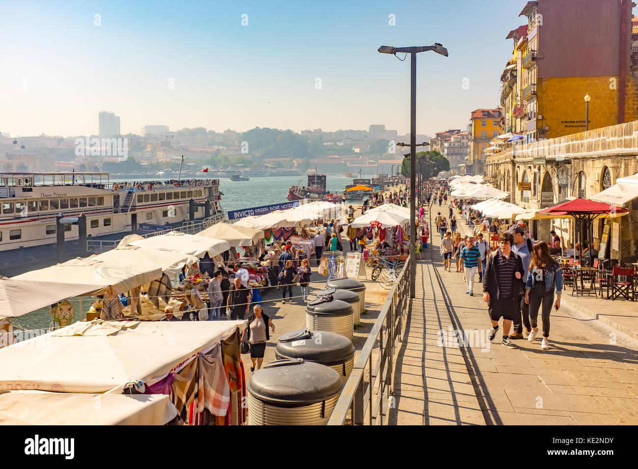 Massen von Touristen, die Bars und Cafes inribeiro Bezirk am Ufer des Douro in Porto, Portugal Stockfoto