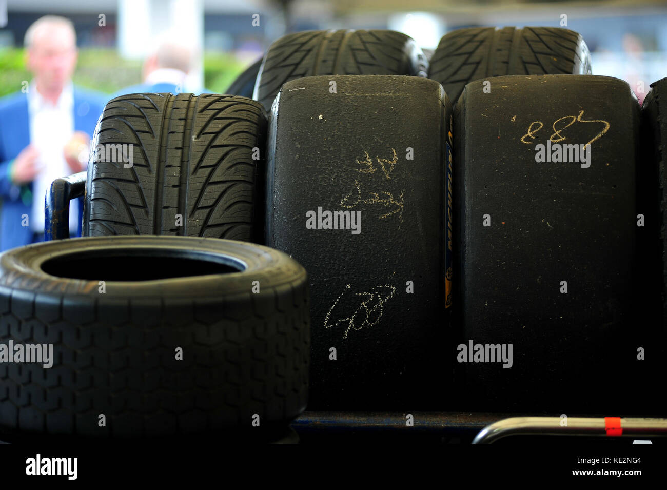 Racing Reifen im Fahrerlager am Goodwood Festival 2017 der Geschwindigkeit. Stockfoto