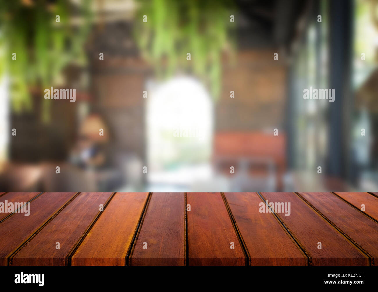 Ausgewählte Schwerpunkte leere braune Holztisch und Café Café oder Restaurant blur Hintergrundbild. Für ihre Fotomontage oder Produkt anzeigen Stockfoto