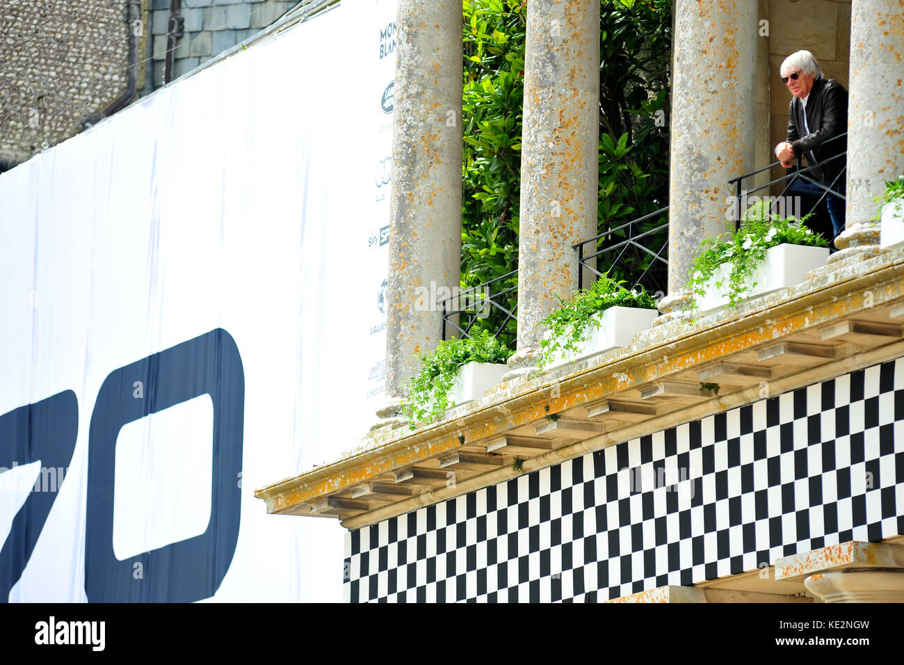 Bernie Ecclestone sieht aus dem Goodwood House Balkon am Goodwood Festival 2017 der Geschwindigkeit. Stockfoto