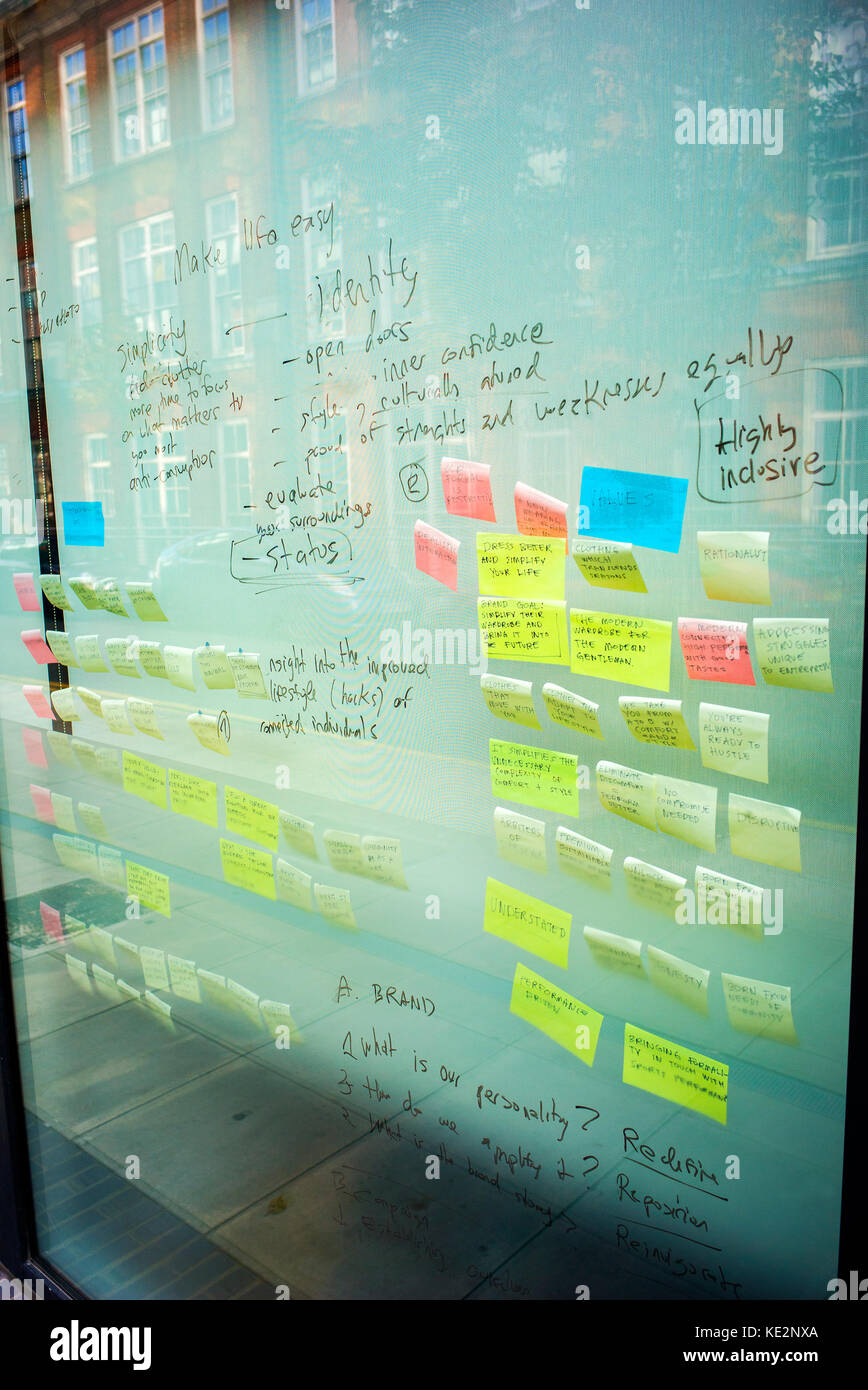 Schreibe sie auf ein Whiteboard. Strategie-Tafel, mit Blick auf die Straße im Bürofenster Stockfoto