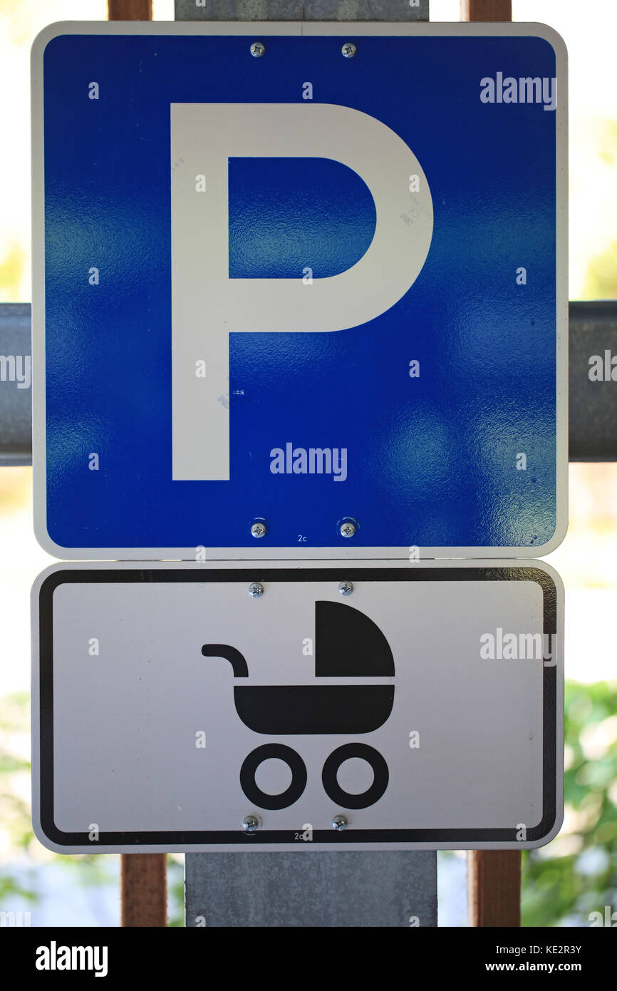 Verkehrszeichen für Parkplatz für Mütter und Kinder Stockfoto