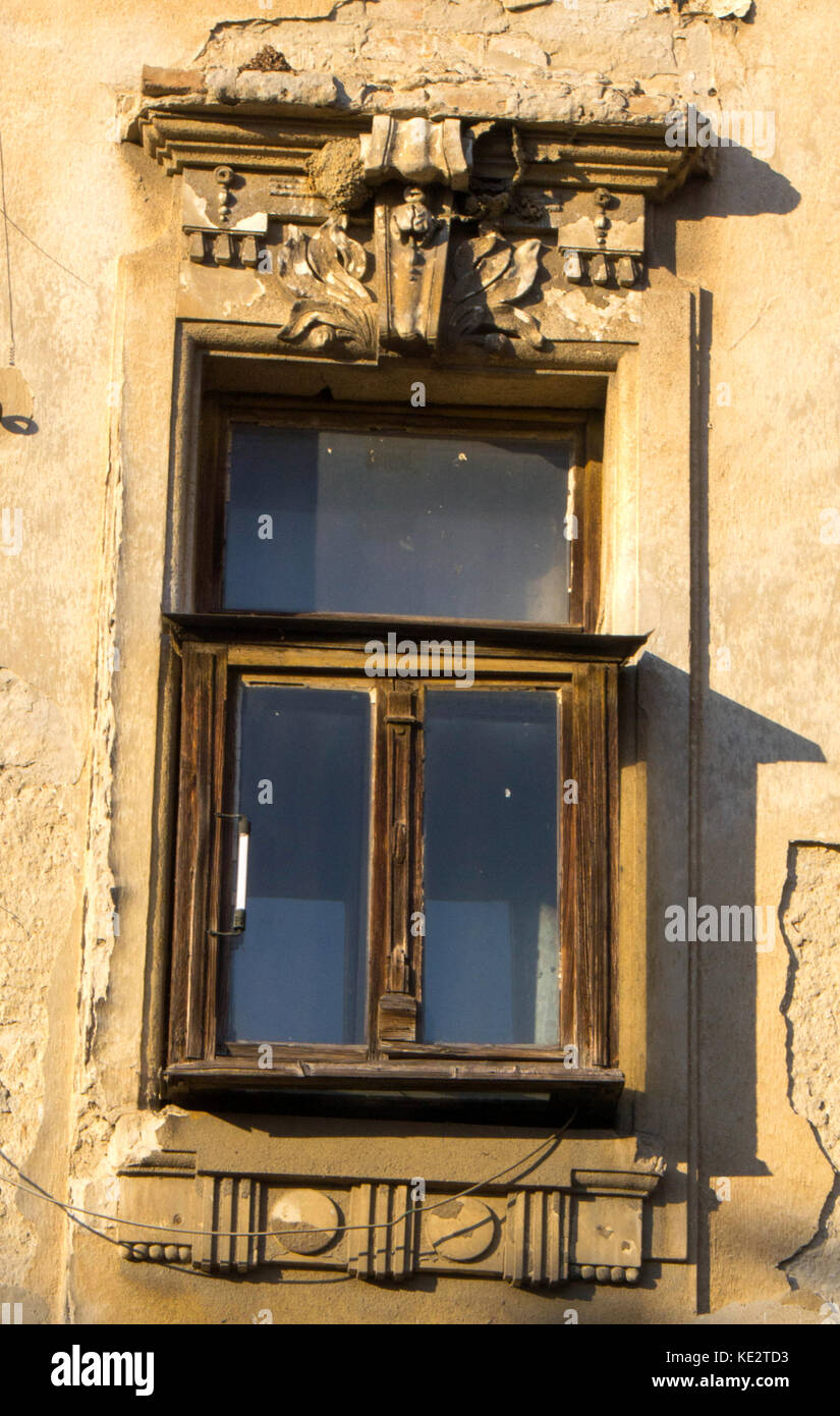 Windows auf das alte Gebäude, alte kibitz Fenster Stockfotografie - Alamy