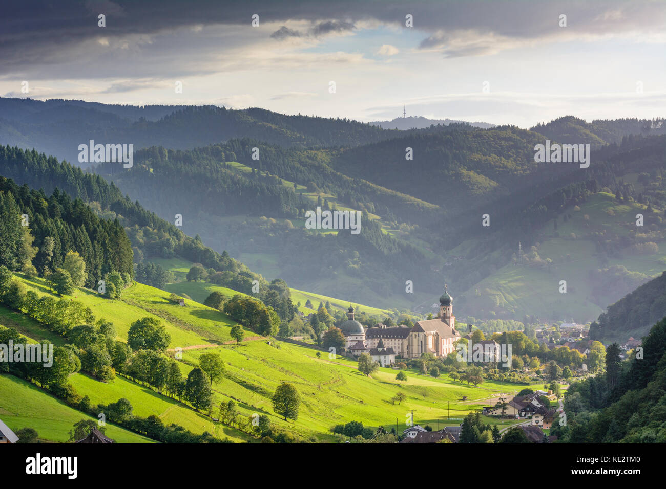 Kloster Abtei Kloster St. Trudpert, Dorf, Gipfel Hochblauen mit broadcast Tower, Münstertal, Schwarzwald, Schwarzwald, Baden-Württemberg, Germa Stockfoto