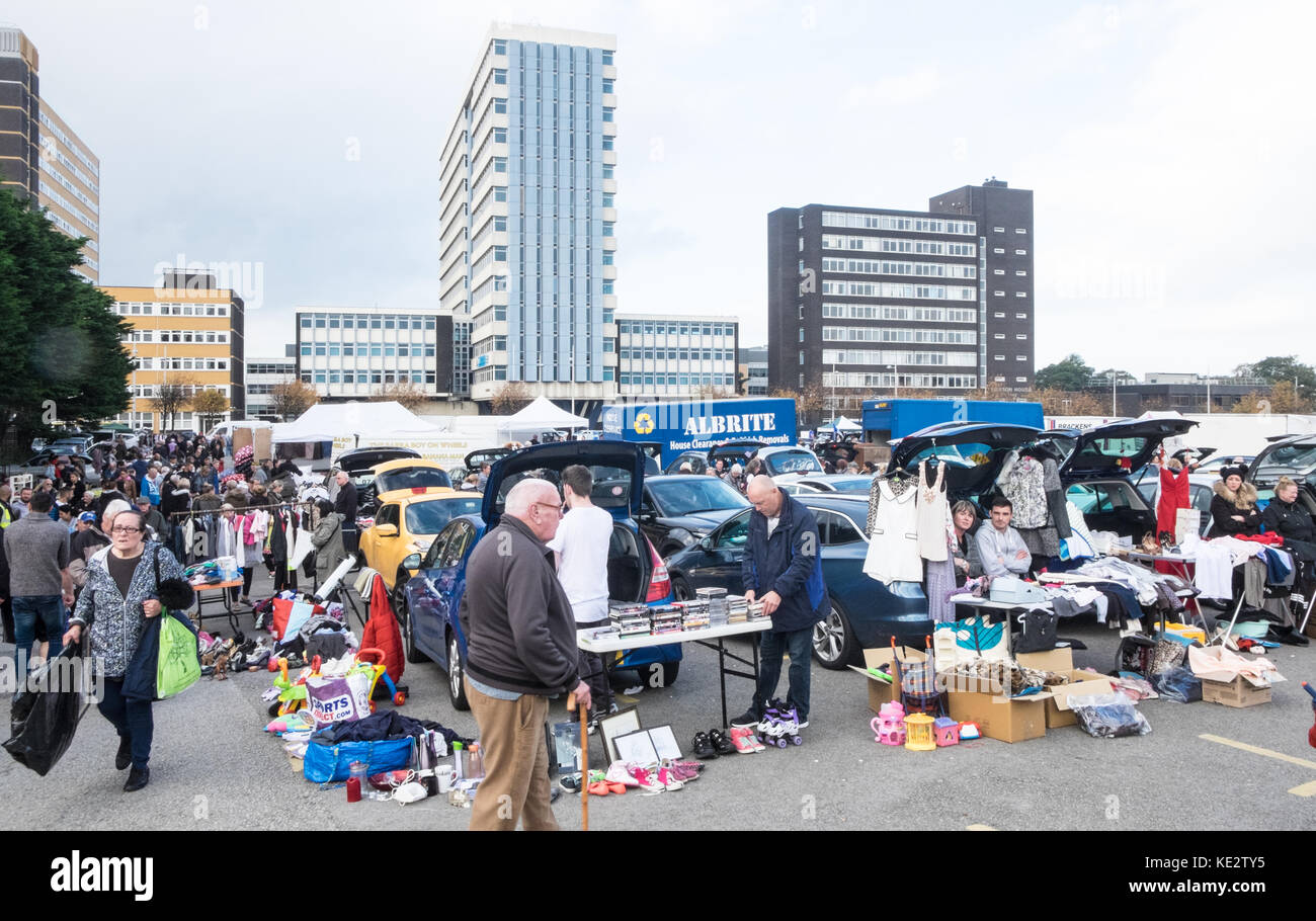 Schnäppchen, Jäger, Suchen, für, günstige, reduzierte, Kleidung, wöchentlich, Sonntag, Auto, Boot, Verkauf, Vertrieb, Mietwagen Liverpool, Liverpool, Liverpool, Merseyside, England, Großbritannien, Großbritannien, Europa, Stockfoto