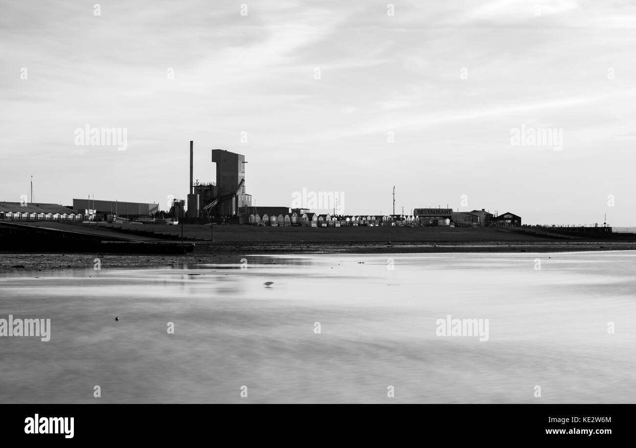 Schwarze und weiße Schuß von Whitstable Meer, Küste von Kent. Stockfoto