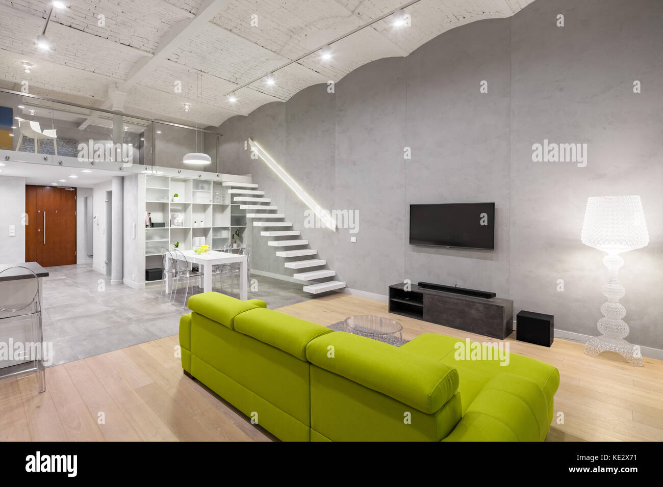 Home Interieur mit grünen Couch, TV und Mezzanine Stockfoto