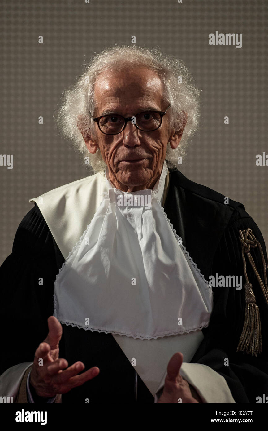 Turin, Italien-17 Oktober 2017: christo Künstler erhält die Lieferung von honris Grad von cavalerizza in Turin Stockfoto