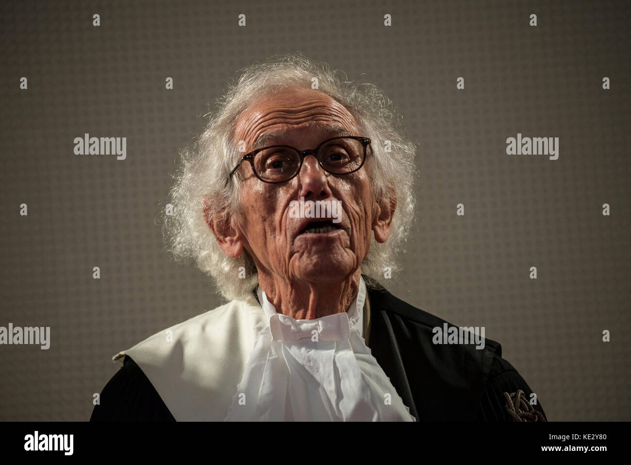 Turin, Italien-17 Oktober 2017: christo Künstler erhält die Lieferung von honris Grad von cavalerizza in Turin Stockfoto