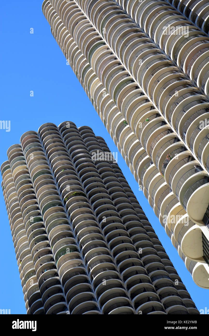 Sie suchen den ikonischen Marina City Towers auf dem River gegenüber von Downtown Chicago River North in der Nachbarschaft. Stockfoto