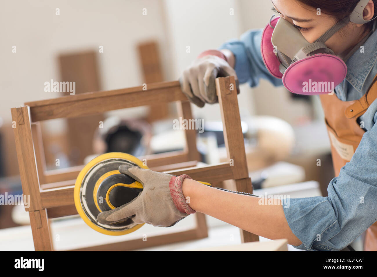 Seitenansicht des jungen weiblichen woodworker auf ihre Arbeit konzentrieren. Stockfoto