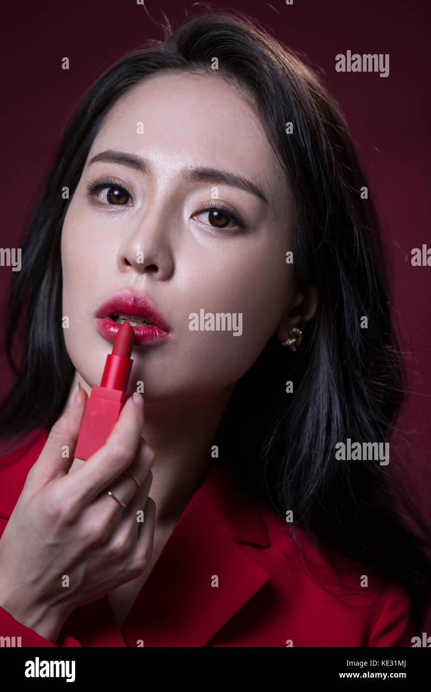 Porträt der jungen Frau mit roten Lippenstift posing Stockfoto
