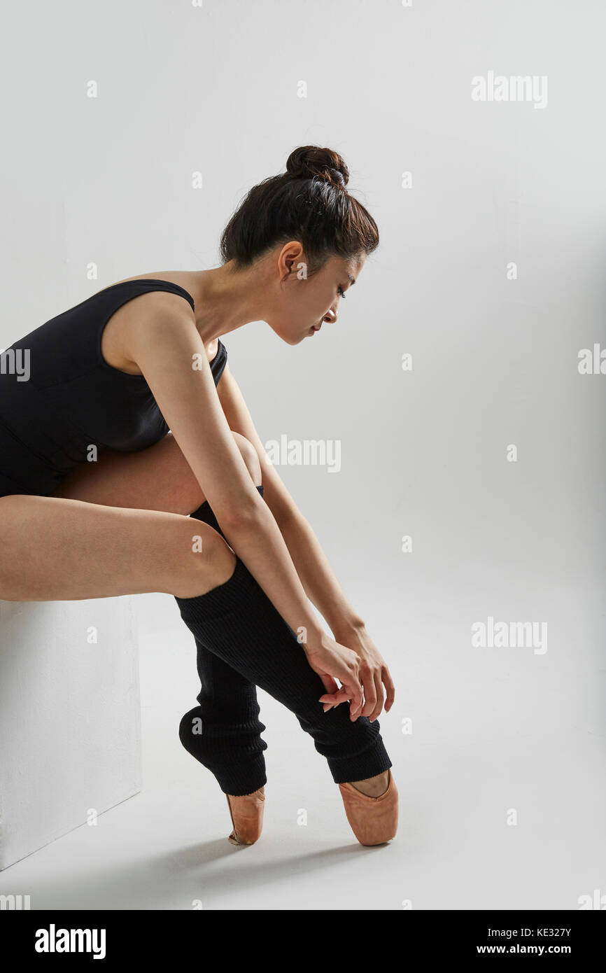 Seitenansicht des jungen Ballerina in schwarz Body elegant Posing Stockfoto
