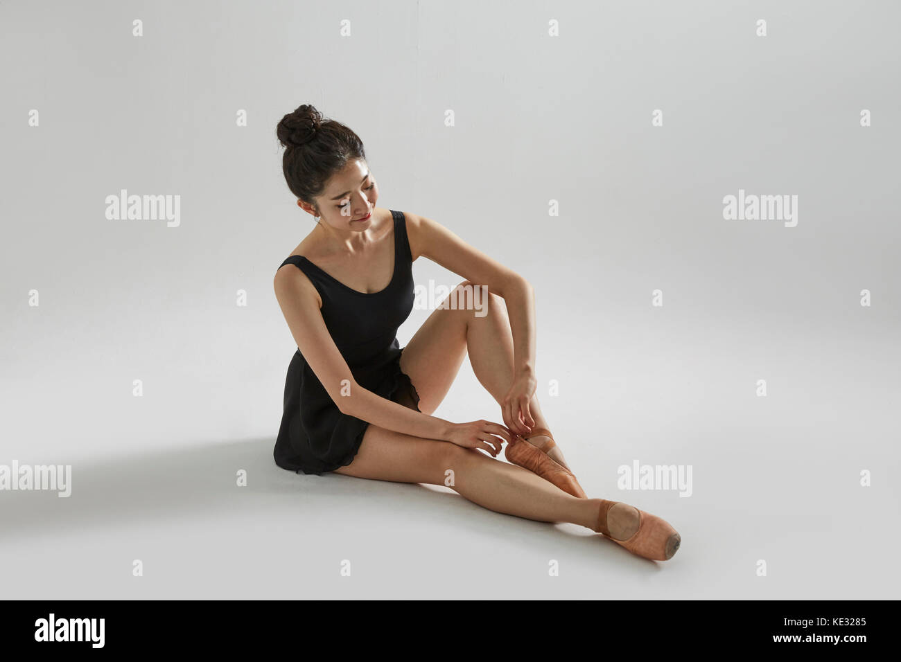 Junge Ballerina in Schwarz body Sitzen Stockfoto