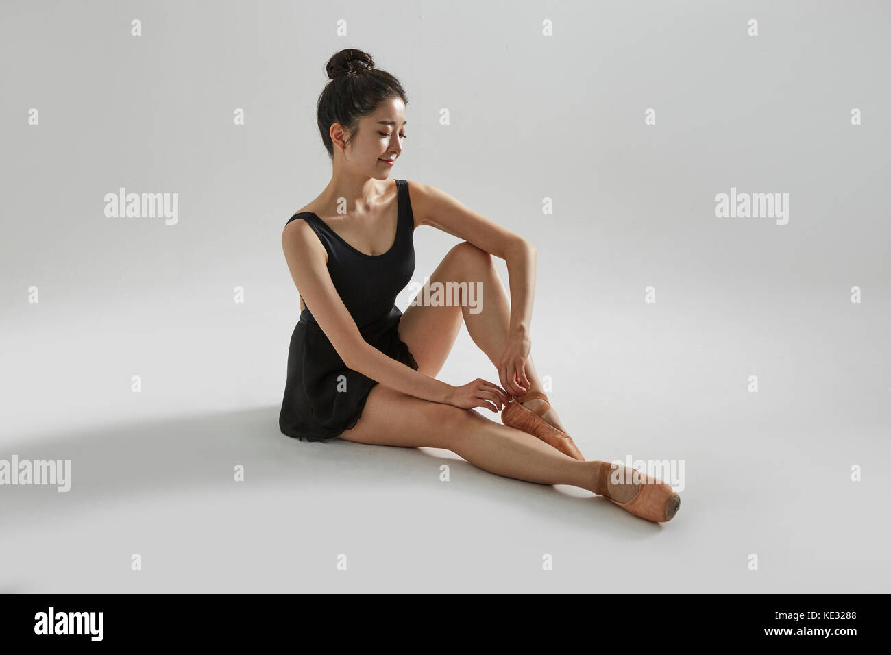 Junge Ballerina in Schwarz body Sitzen Stockfoto