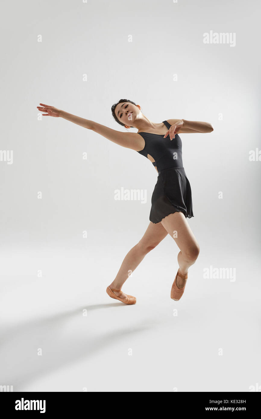 Junge Ballerina in schwarz Body elegant Posing Stockfoto