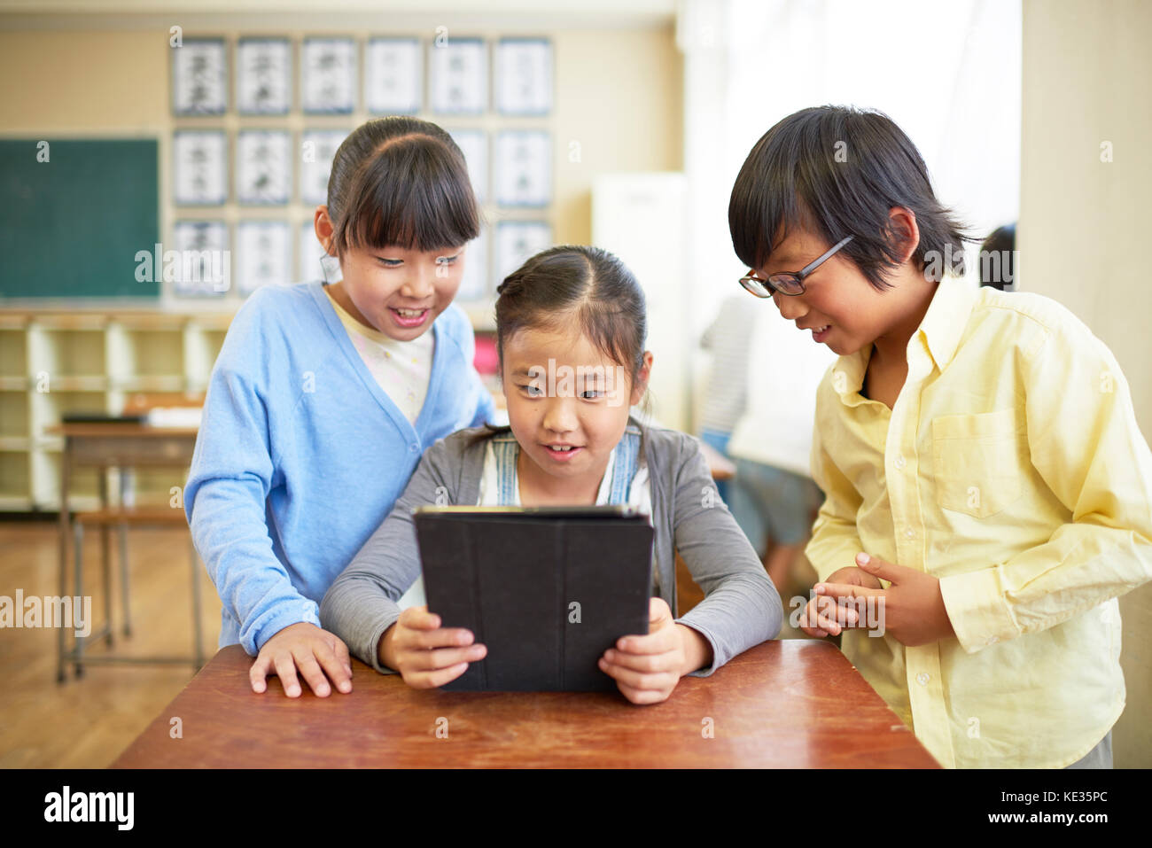 Japanische Grundschule Kinder im Klassenzimmer Stockfoto