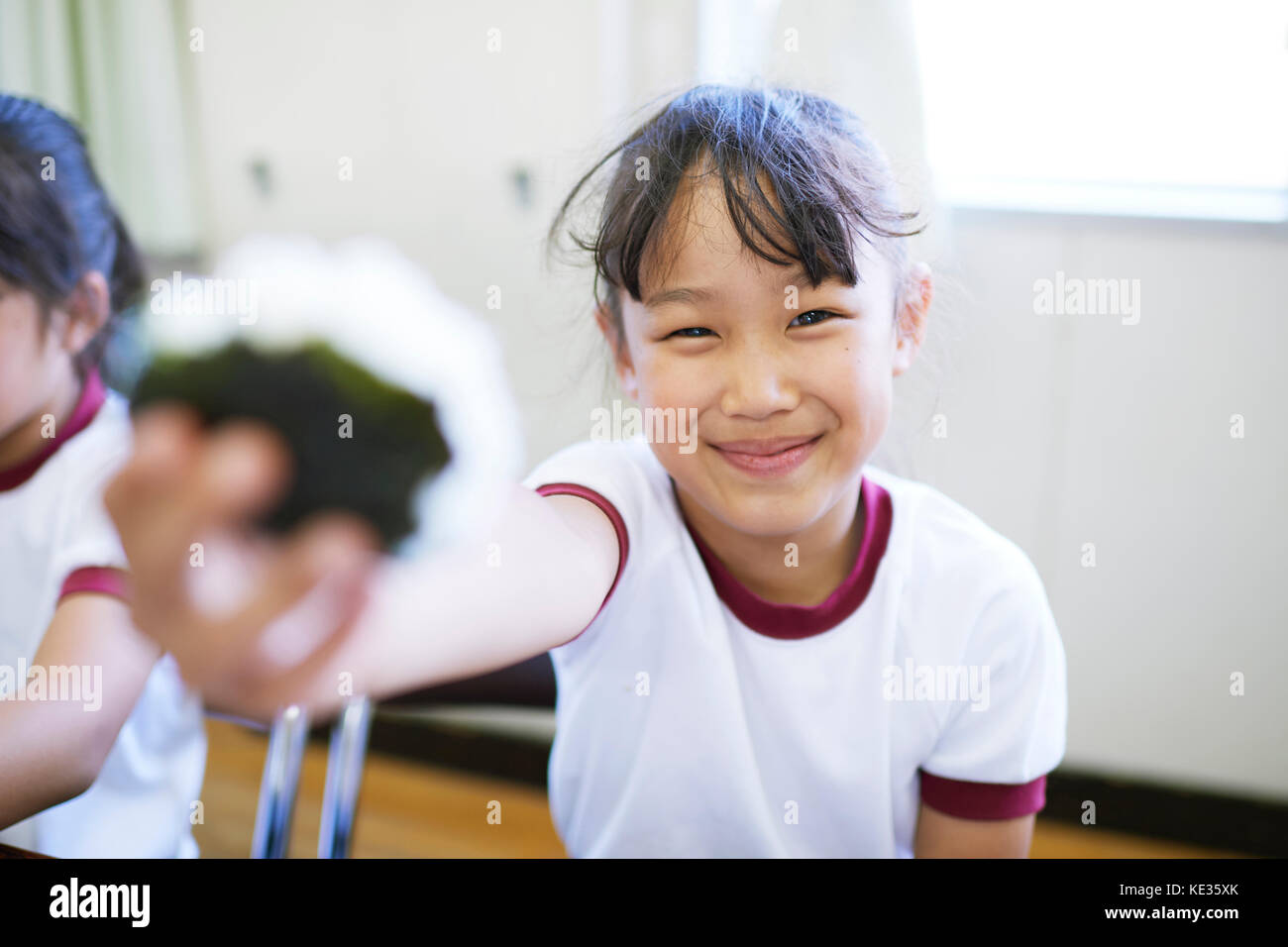 Japanische Grundschule Kind essen im Klassenzimmer Stockfoto
