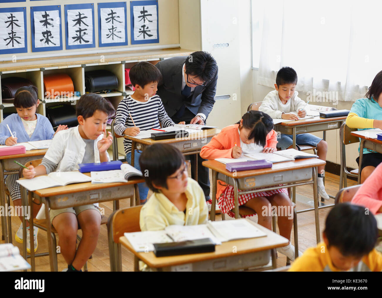 Japanische Grundschule Kinder im Klassenzimmer Stockfoto