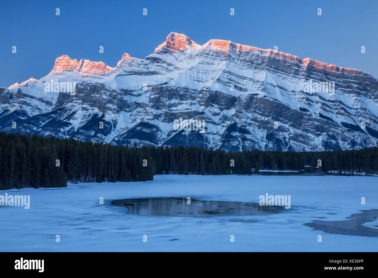 Erstes Licht auf dem Mount Rundle, von zwei Jack Lake, Banff National Park, Alberta, Kanada Stockfoto