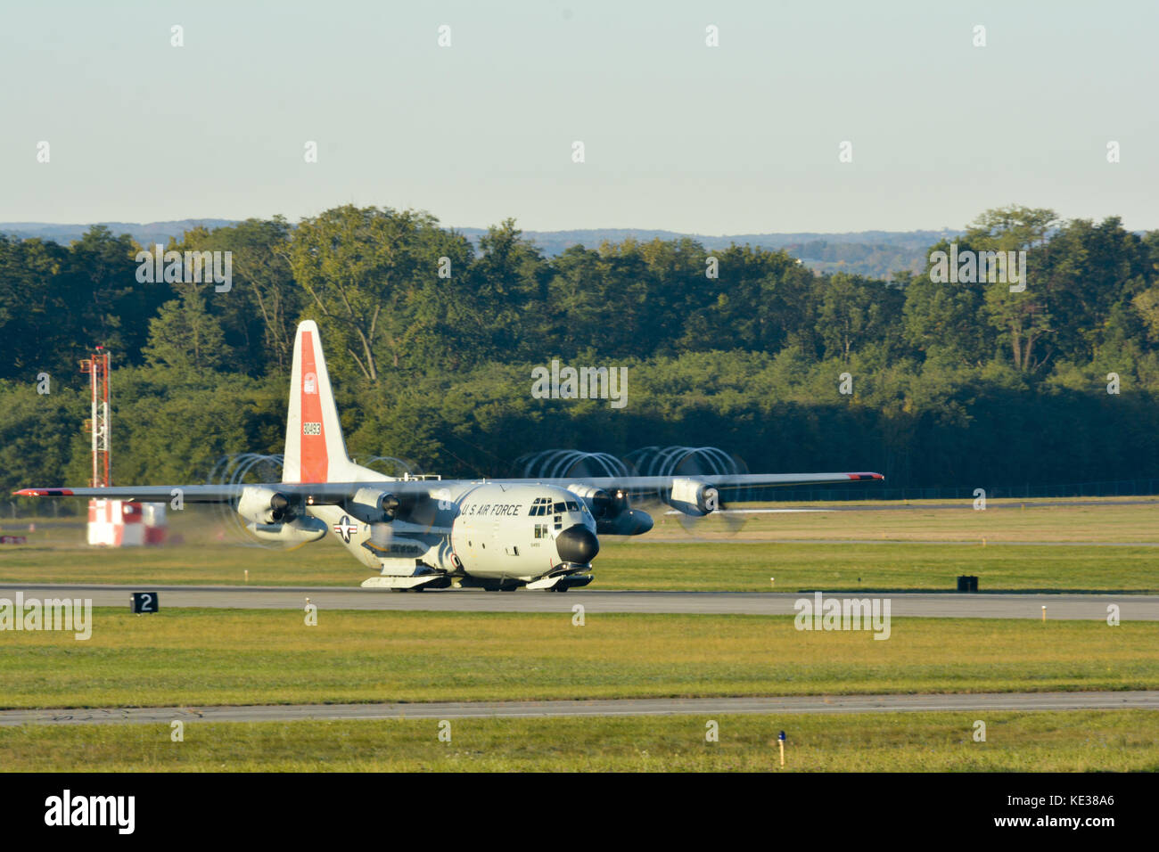 Eine LC-130 Skibird zieht aus Stratton Air National Guard Base, Scotia, N.Y. Stockfoto