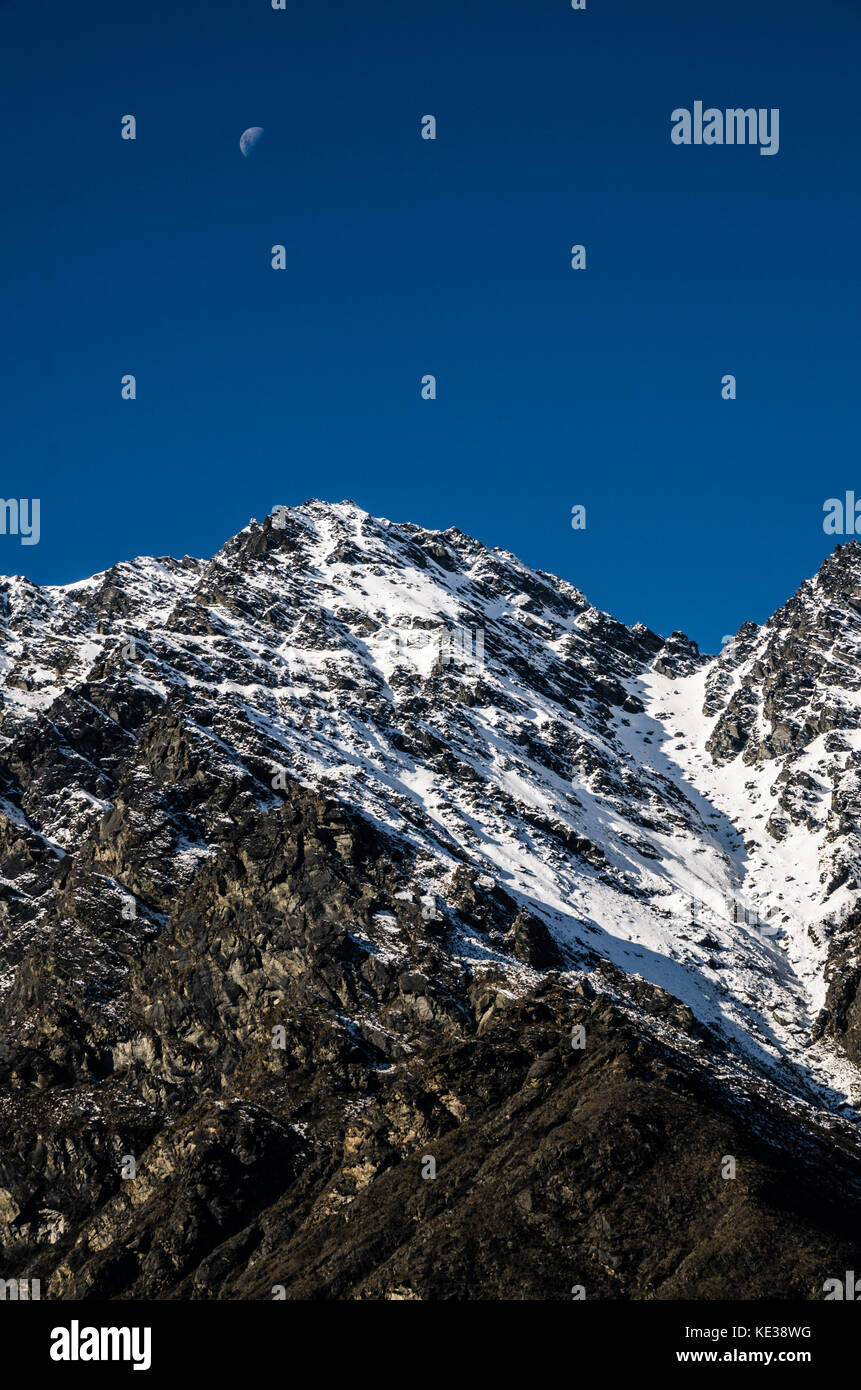 Blick auf den majestätischen Aoraki Mount Cook mit der Straße zum Mount Cook Village. Im Winter in Neuseeland übernommen. Stockfoto