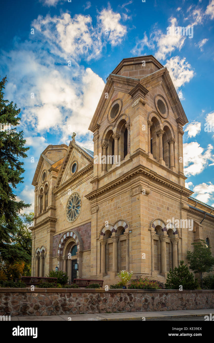 Die Kathedrale Basilika des Heiligen Franziskus von Assisi ist eine römisch-katholische Kathedrale in der Innenstadt von Santa Fe, New Mexico. Stockfoto