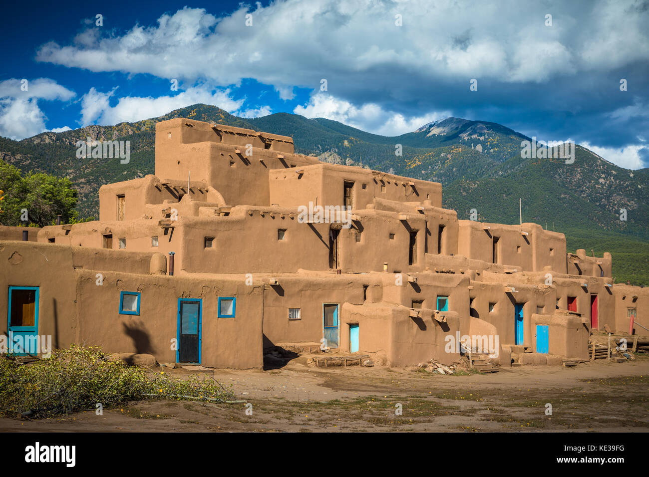 Taos Pueblo (oder Pueblo de Taos in New Mexico ist eine alte Pueblo, die zu einem tiwa-sprechenden Indianischen Stamm der Puebloan Menschen. Stockfoto
