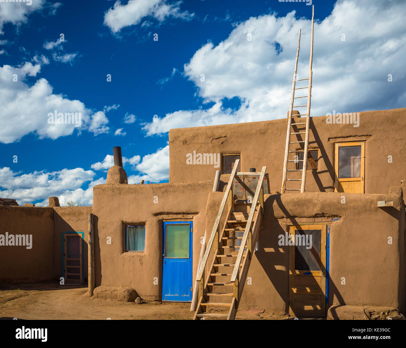 Taos Pueblo (oder Pueblo de Taos in New Mexico ist eine alte Pueblo, die zu einem tiwa-sprechenden Indianischen Stamm der Puebloan Menschen. Stockfoto