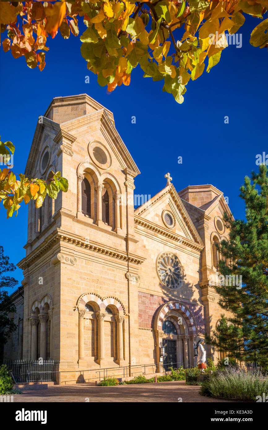 Die Kathedrale Basilika des Heiligen Franziskus von Assisi ist eine römisch-katholische Kathedrale in der Innenstadt von Santa Fe, New Mexico. Stockfoto