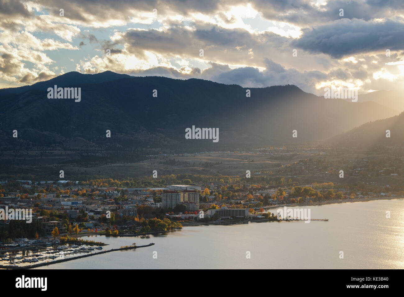 Sonne über Penticton und Okanagan See im Herbst im Okanagan Valley in British Columbia, Kanada Stockfoto