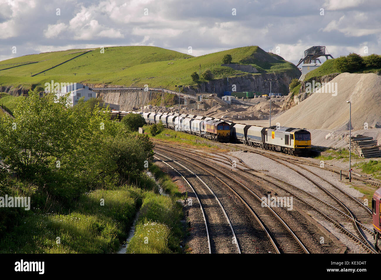 Class 60 Lokomotive zu Spitzenzeiten Wald Steinbruch mit einem aggregierten Zug Stockfoto