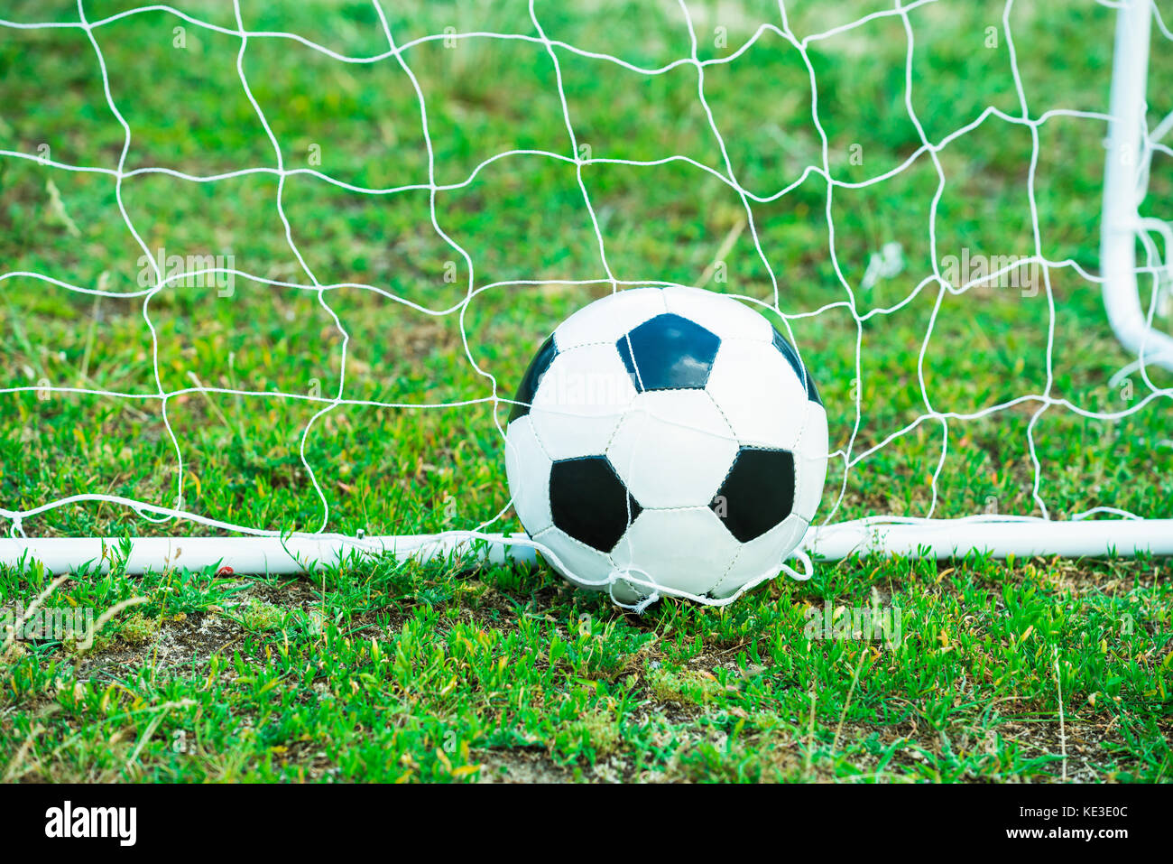 Nahaufnahme eines Fußballs in Ziel Net Stockfoto