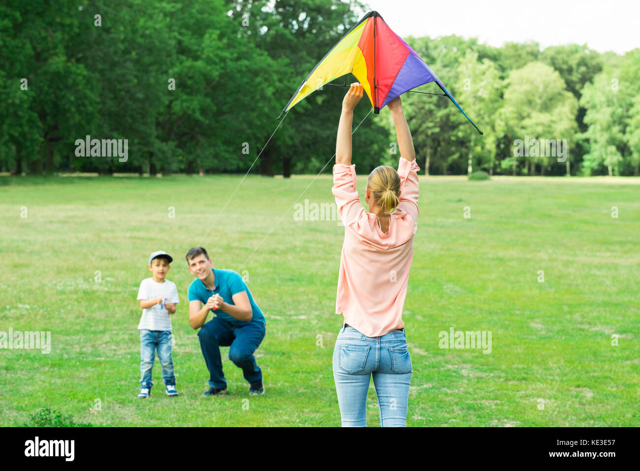 Familie fliegen die bunten Drachen gemeinsam in den Park Stockfoto